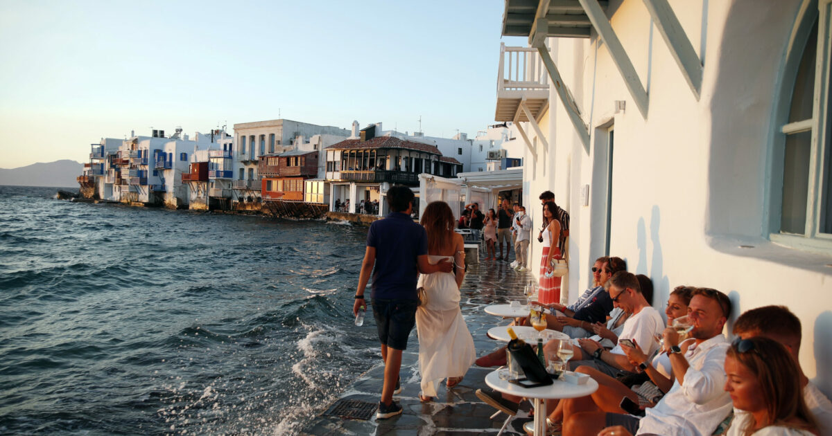 Sbarchi a Mykonos e Santorini? Paghi venti euro: al via la nuova tassa per finanziare infrastrutture e turismo