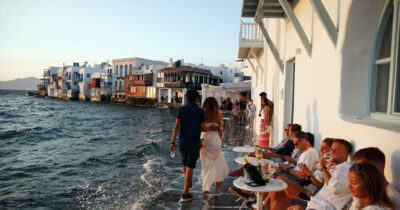 Copertina di Sbarchi a Mykonos e Santorini? Paghi venti euro: al via la nuova tassa per finanziare infrastrutture e turismo