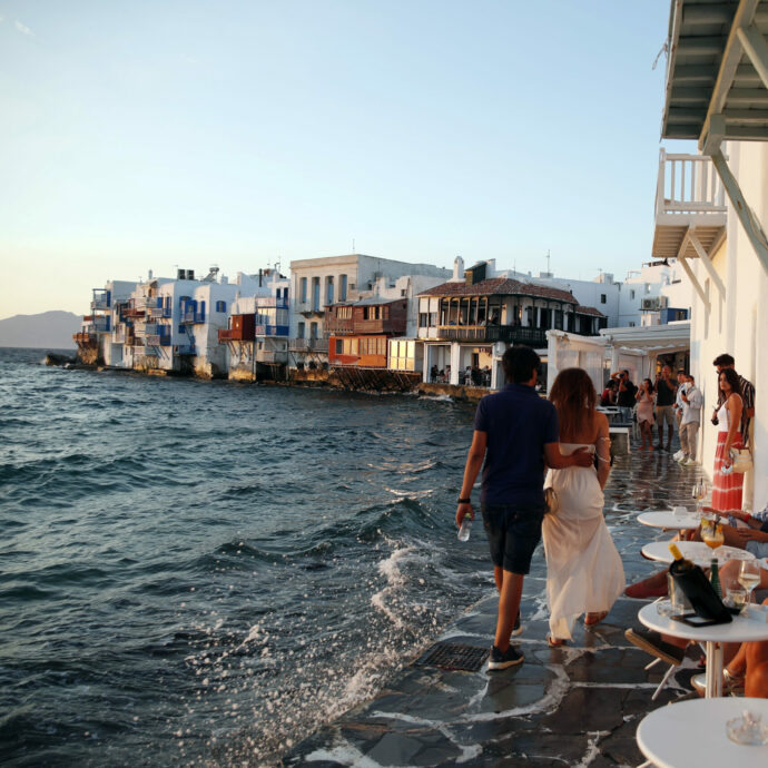 Sbarchi a Mykonos e Santorini? Paghi venti euro: al via la nuova tassa per finanziare infrastrutture e turismo