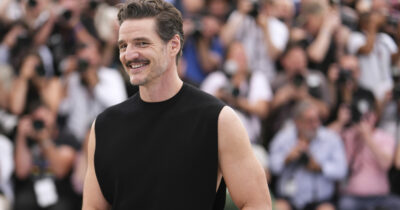 Copertina di “Mia madre è morta, ma la percepisco ovunque. Trovava divertenti anche le scoregge, si spaccava dalle risate quando ne sentiva una”: lo rivela Pedro Pascal