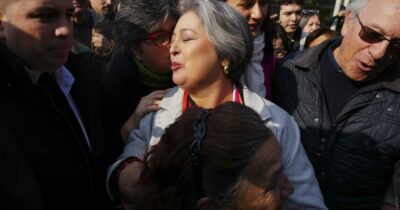 Copertina di Dalla militanza giovanile alle riforme sociali: chi è Jeannette Jara, la prima comunista candidata presidente in Cile