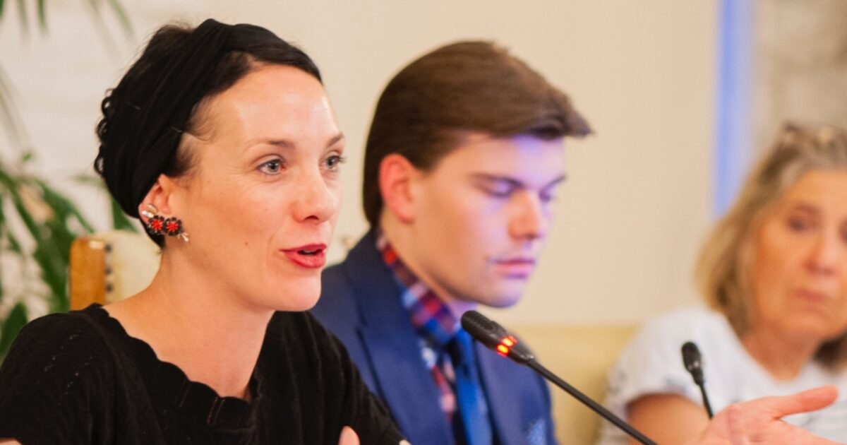 fdi attacca zeller per la panchina rossa monolingue la sindaca di merano nessuna scelta etica sarebbe bastata una telefonata