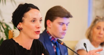 Copertina di Fdi attacca Zeller per la panchina rossa “monolingue”. La sindaca di Merano: “Nessuna scelta etica. Sarebbe bastata una telefonata”