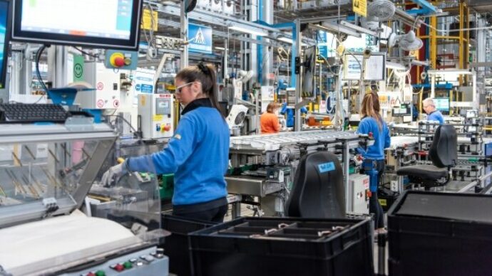 Electrolux, la produzione di frigoriferi tolta all’Italia? Sarà in conto terzi in Cina. E verranno venduti anche qui