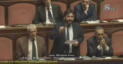 Copertina di “In cella si soffoca e la politica dorme con l’aria condizionata”: il senatore Fina (Pd) legge la lettera di Alemanno