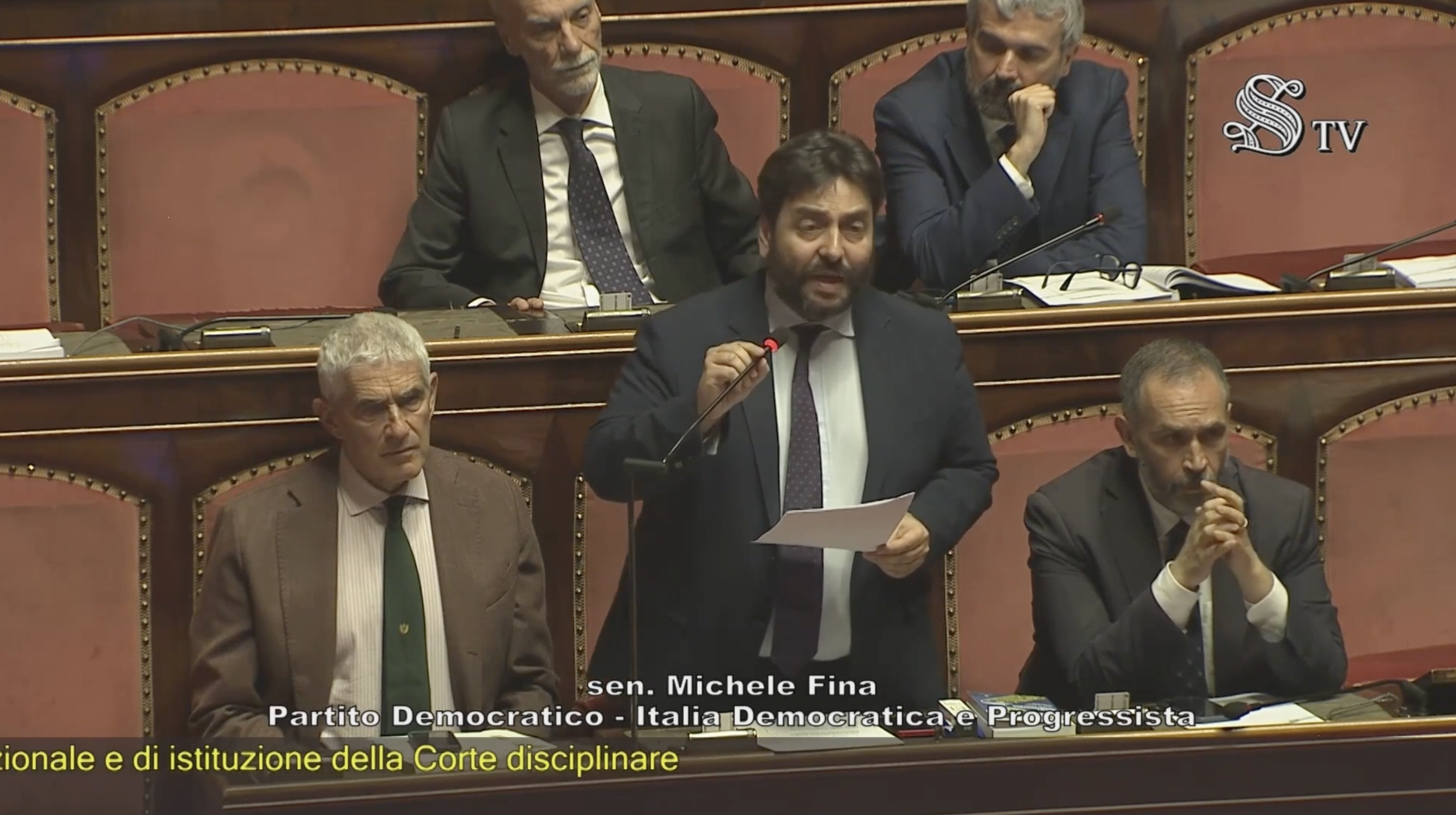“In cella si soffoca e la politica dorme con l’aria condizionata”: il senatore Fina (Pd) legge la lettera di Alemanno