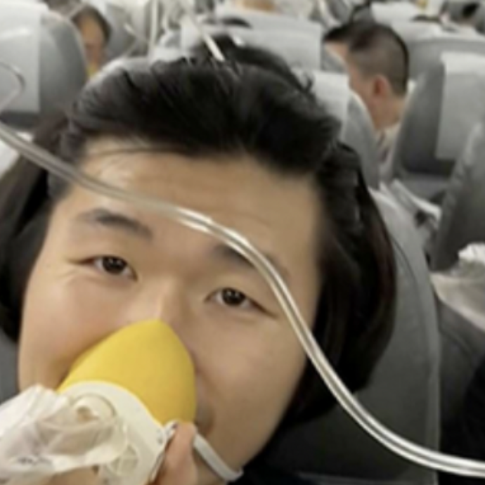 Paura in volo, Boeing 737 perde quasi 8.000 metri di quota: “Una hostess piangeva e gridava di indossare le maschere per l’ossigeno”, “Ho sentito un boato”