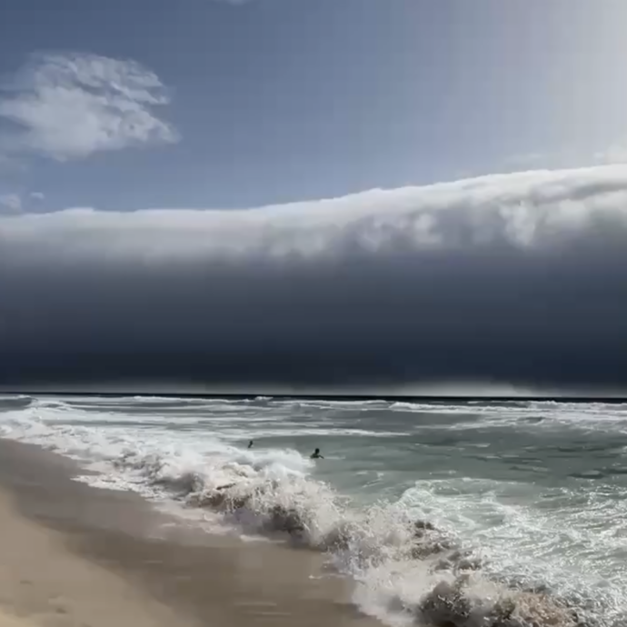 In Portogallo occhi all’insù per ammirare il fenomeno della “nuvola a rullo”. Ecco perché si forma – VIDEO