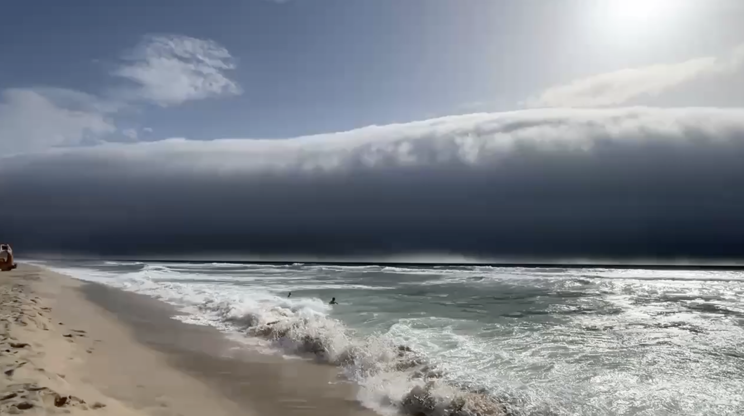 In Portogallo occhi all’insù per ammirare il fenomeno della “nuvola a rullo”. Ecco perché si forma – VIDEO