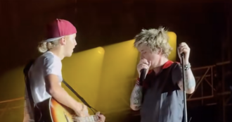 Copertina di Suona “Wonderwall” degli Oasis e i Green Day si infuriano. Fan cacciato via dal palco. Liam Gallagher sarcastico: “Il miglior brano della serata” – IL VIDEO