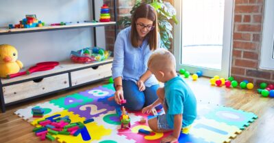 Copertina di “La babysitter aveva una canottiera di pizzo non appropriata”: genitori scandalizzati non la pagano