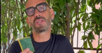 Copertina di “Le spugnette per lavare i piatti vanno buttate dopo una settimana, hanno miliardi di batteri”: l’allarme dell’infettivologo Bassetti