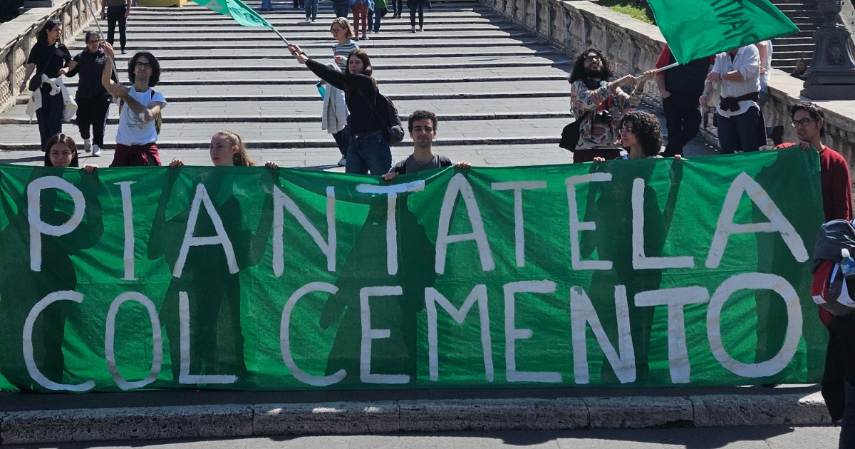 Cemento e asfalto stanno consumando il verde di Roma. La nostra campagna per il suolo e il futuro della città Cemento e asfalto stanno consumando il verde di Roma. La nostra campagna per il suolo e il futuro della città