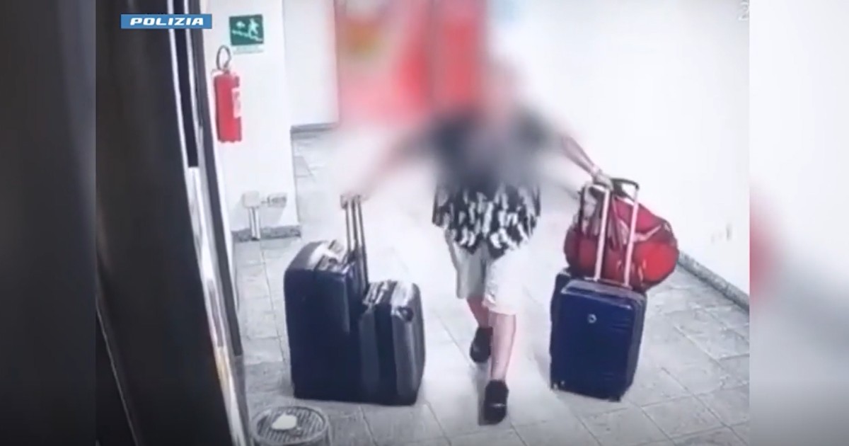 Ruba i bagagli da un’auto in un parcheggio di Milano, ma il suo piano finisce male: il video