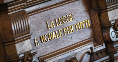 Copertina di Espulsa nonostante la richiesta d’asilo, sentenza della Cassazione censura Questore e Giudice di pace