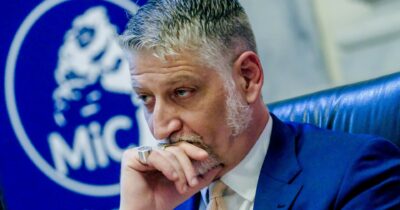 Copertina di Giuli si trincera dietro un audit (solo di facciata)