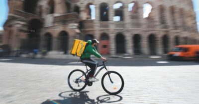 Copertina di Protocollo caldo, per le imprese nessun obbligo. E Glovo premia chi lavora a 40°