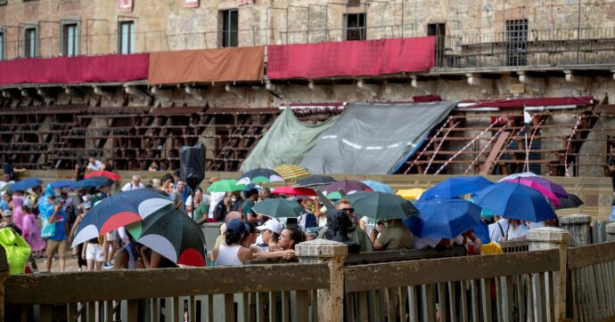 Temporale in piazza del Campo. Rinviato a oggi il Palio di Siena