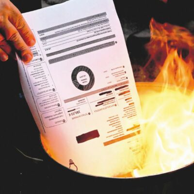 Copertina di Elettricità: bollette gonfiate per 5 miliardi