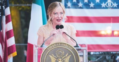 Copertina di Festa all’ambasciata Usa, da Tremonti a Fico: salse, carne e chips, assalto al barbecue