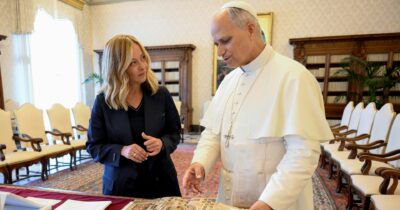 Copertina di Il Papa vede Meloni: “Ora pace”. Lei tifa Trump: “Noi uniti”