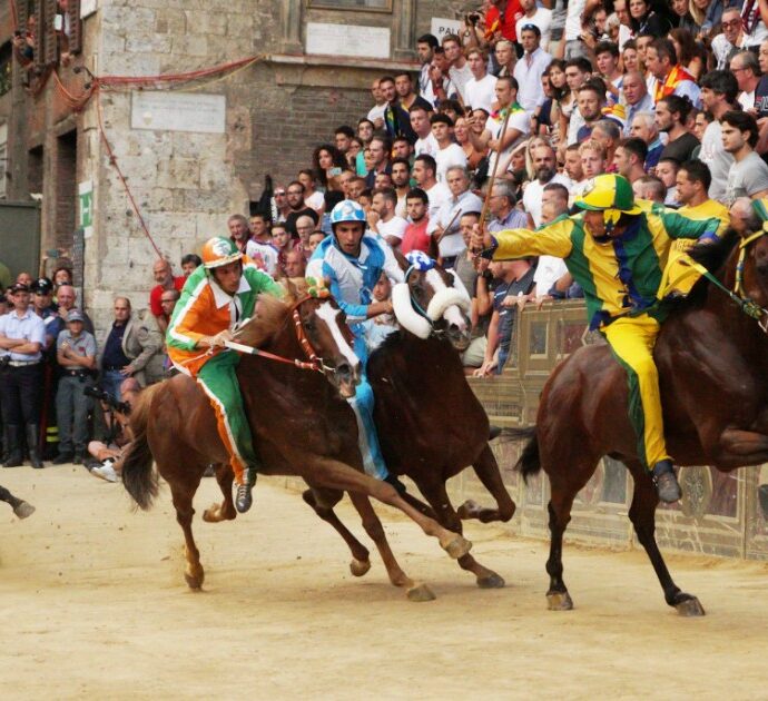 Palio di Siena, oggi la corsa dell’Assunta: Leocorno e Civetta favorite, attesi Madonna e Sting. Ecco tutto quello che c’è da sapere e come seguirlo in tv