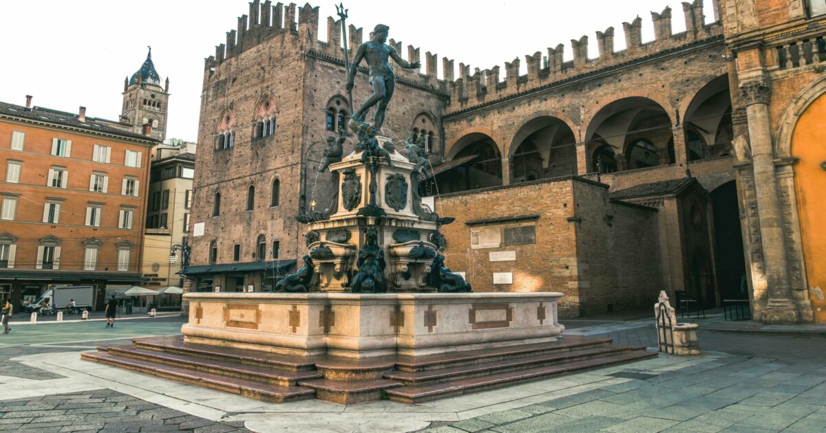 Cento alberi in vaso nelle piazze del centro per 3 mesi: la scelta di Bologna contro il caldo