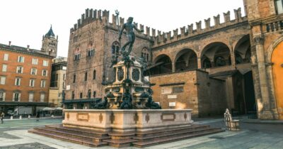 Copertina di Cento alberi in vaso nelle piazze del centro per 3 mesi: la scelta di Bologna contro il caldo