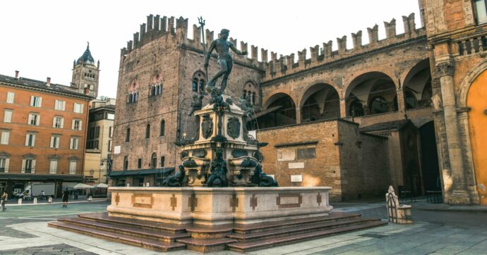 Cento alberi in vaso nelle piazze del centro per 3 mesi: la scelta di Bologna contro il caldo