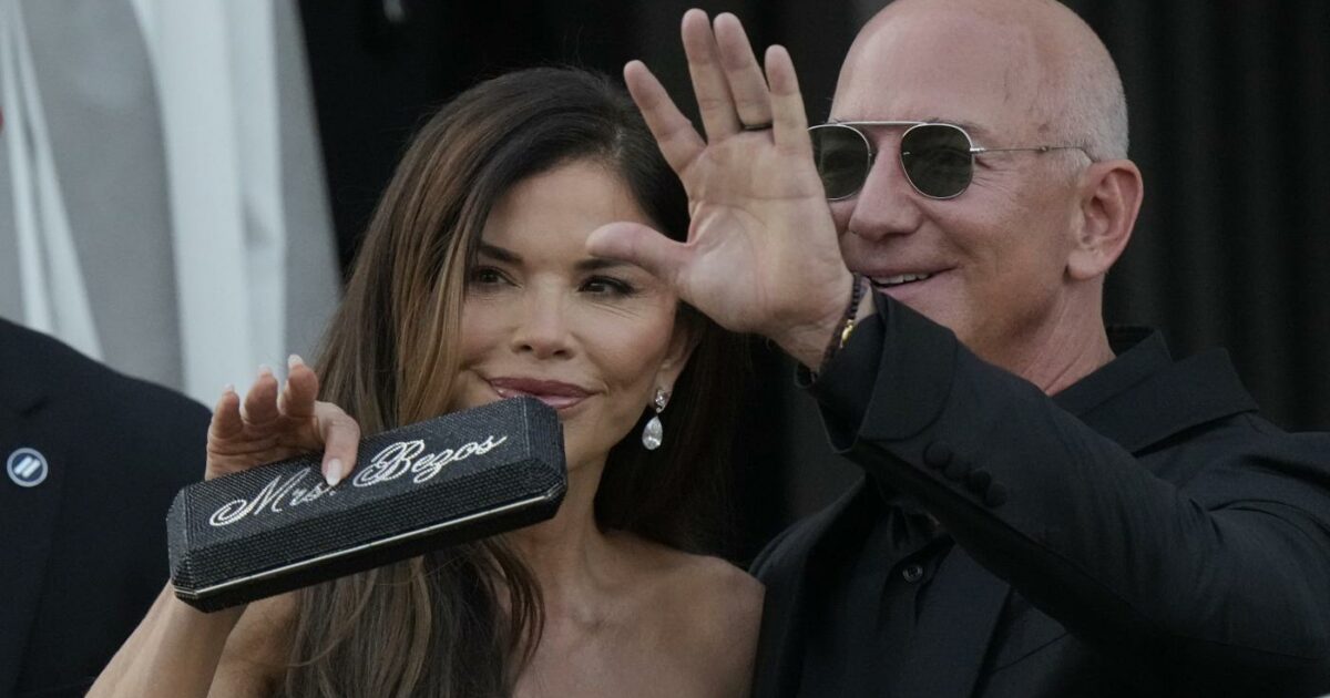 “Uno degli abiti è stato rubato da un’imbucata, un altro di Dolce & Gabbana ha preso fuoco”: i retroscena imbarazzanti delle nozze di Bezos e Lauren Sanchez