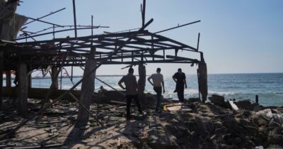 Copertina di Gaza, una bomba da 230 kg sul bar dei giornalisti: “Crimine di guerra”. Almeno 94 persone uccise da Israele dall’alba