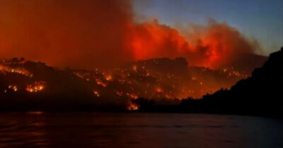 Copertina di Grecia, vasto incendio a Creta: 1500 persone evacuate, Vigili del fuoco in difficoltà per i forti venti
