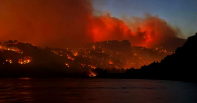 Grecia, vasto incendio a Creta: 1500 persone evacuate, Vigili del fuoco in difficoltà per i forti venti