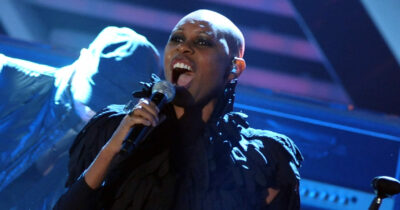 Copertina di “Un ladro si è finto cameriere per entrare nella mia stanza d’albergo e rapinarmi. Ho avuto tanta paura”: la disavventura di Skin degli Skunk Anansie