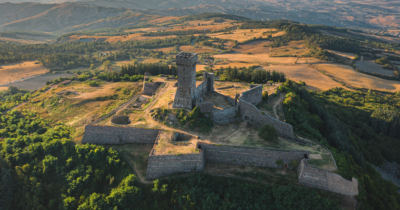 Copertina di Val d’Orcia, mille abitanti e un bosco. Qui (a Radicofani) nasce uno dei più sorprendenti festival di libri d’Italia