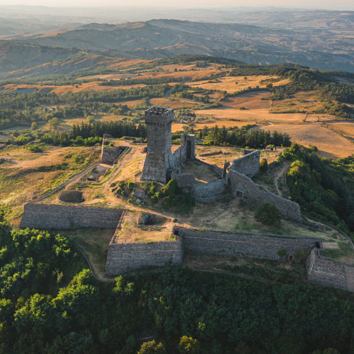 Val d’Orcia, mille abitanti e un bosco. Qui (a Radicofani) nasce uno dei più sorprendenti festival di libri d’Italia