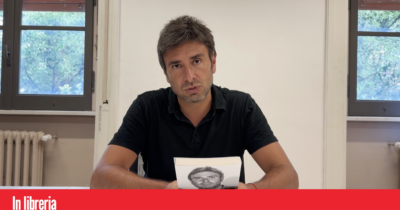 Copertina di “Democrazia deviata, perché non ha più senso parlare di governo del popolo”: Di Battista presenta il suo nuovo libro