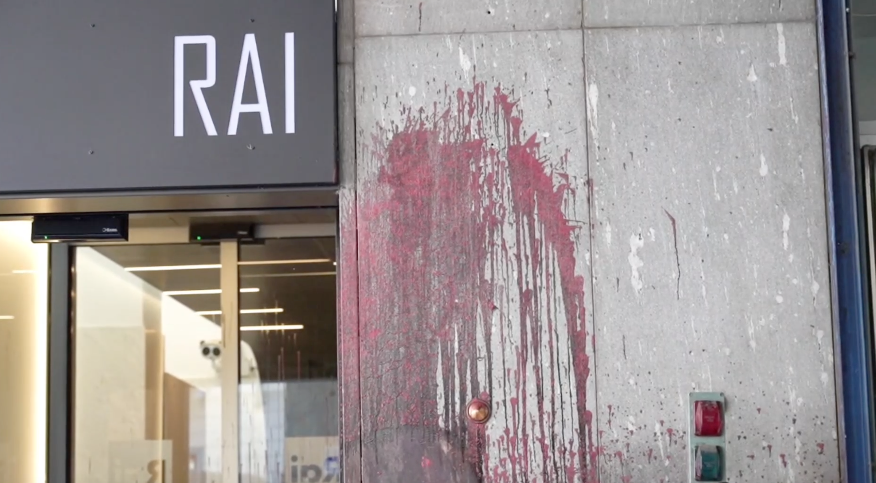 blitz degli anarchici alla rai di torino imbrattata la sede con la vernice