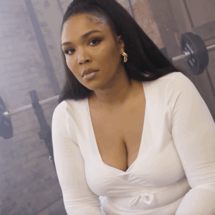 “Chiunque sia mai stato in un corpo plus size sa bene che non è per niente facile. Esistere, semplicemente, non è facile”: Lizzo parla dopo la cura dimagrante