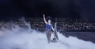 Copertina di Irama in concerto invita a sorpresa una fan emozionata sul palco per cantare l’inedito “Giulia” – IL VIDEO