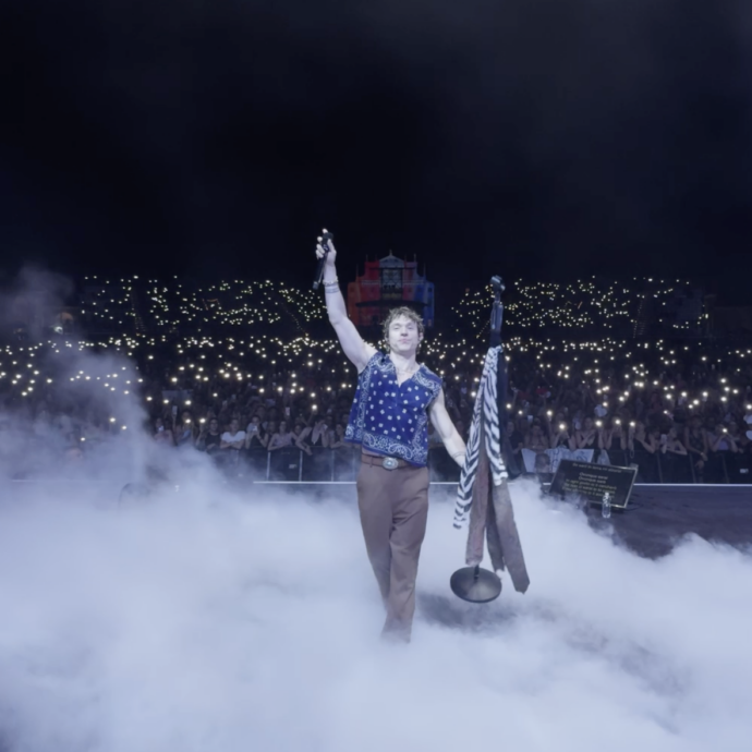 Irama in concerto invita a sorpresa una fan emozionata sul palco per cantare l’inedito “Giulia” – IL VIDEO