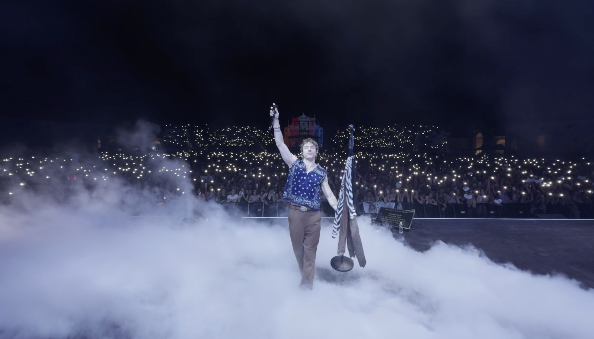 Irama in concerto invita a sorpresa una fan emozionata sul palco per cantare l’inedito “Giulia” – IL VIDEO
