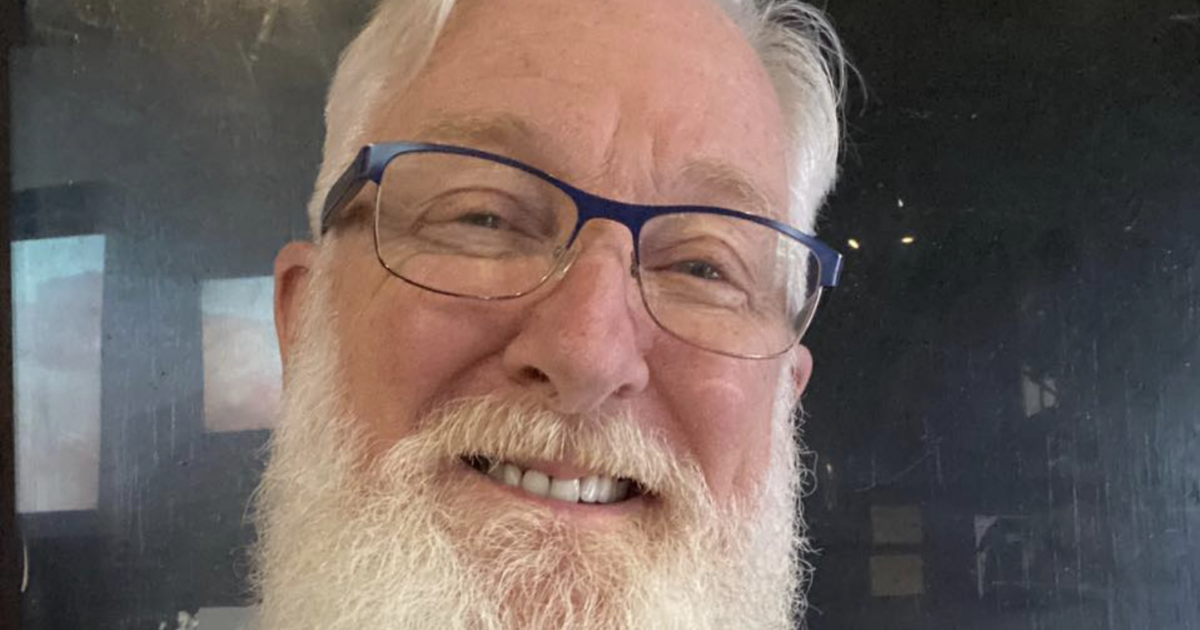 “Sono stato licenziato dalla mia scuola cattolica perché ho scritto un necrologio per mio marito. Qualcuno lo ha segnalato”: lo sfogo del docente Mark Richards
