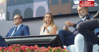 Copertina di “Il governo italiano è un modello, Giorgia leader ascoltata in tutto il mondo”: il monologo di Arianna Meloni per elogiare la sorella