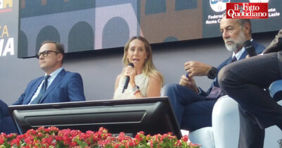 Copertina di “Il governo italiano è un modello, Giorgia leader ascoltata in tutto il mondo”: il monologo di Arianna Meloni per elogiare la sorella