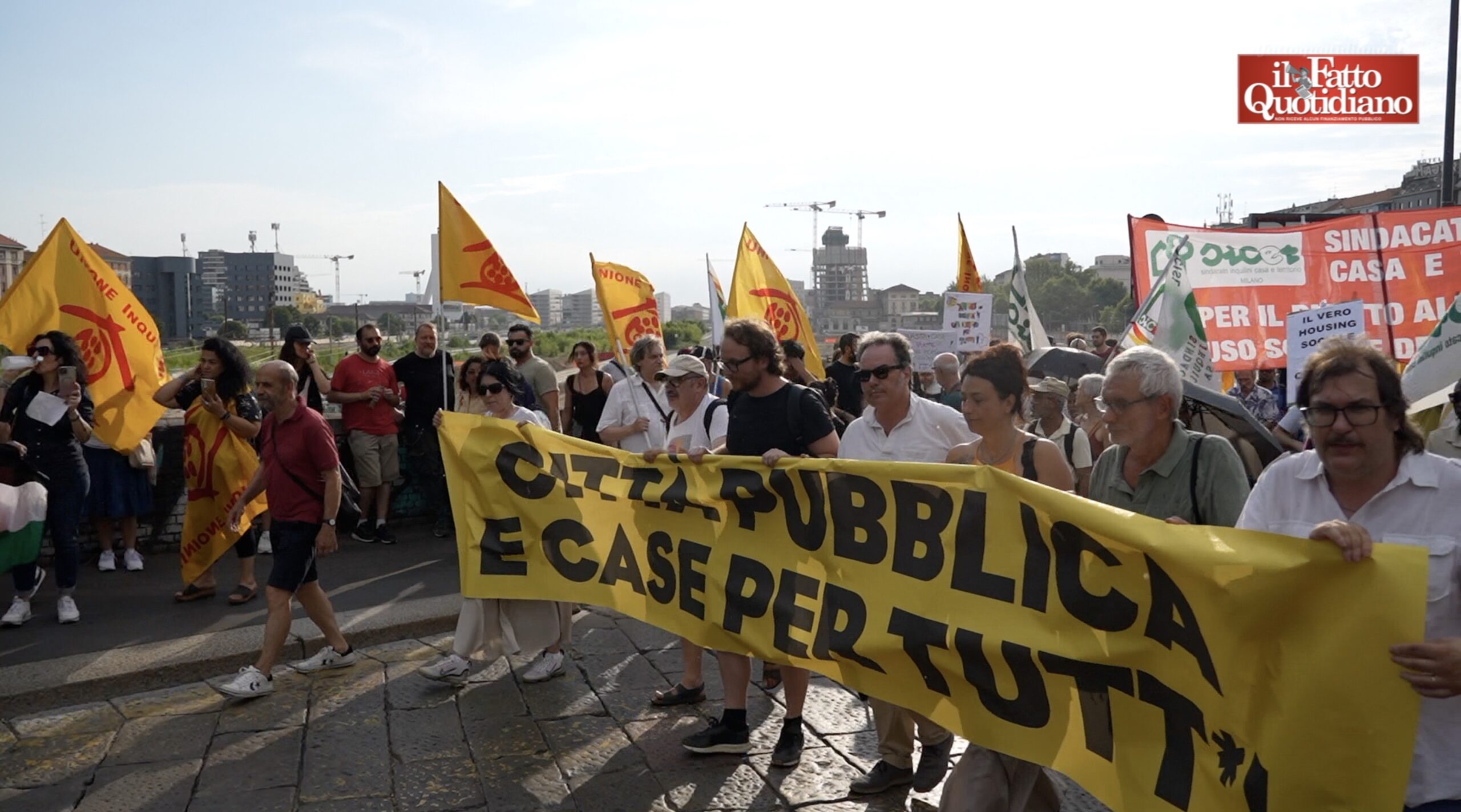 Milano, le storie dal corteo per la casa: “Viviamo in cinque in 25 metri quadri. Due redditi non bastano più” Milano, le storie dal corteo per la casa: “Viviamo in cinque in 25 metri quadri. Due redditi non bastano più”