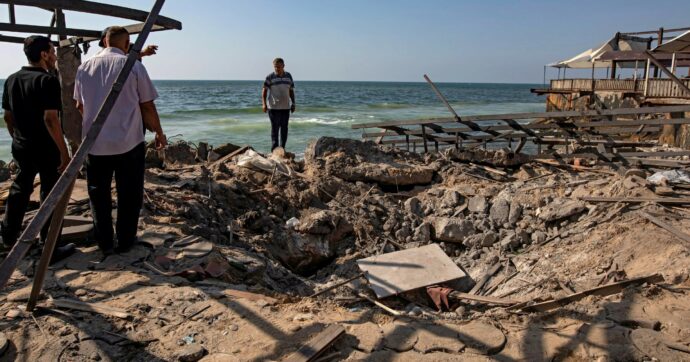 Gaza, bomba da 230 kg sul bar. Guardie Ghf sparano alla folla