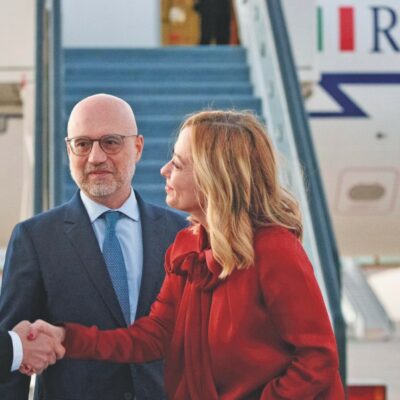 Copertina di L’autunno in volo di Meloni. E ora cerca un nuovo aereo