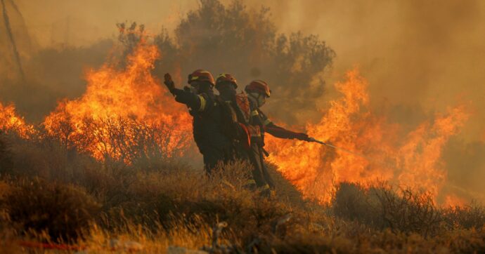 Creta in preda al fuoco, evacuati in cinquemila