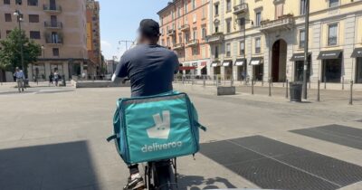 Copertina di Vita da rider, sotto il sole a 34 gradi. “Noi trattati peggio degli animali”. E sul bonus: “Vengano loro a lavorare”